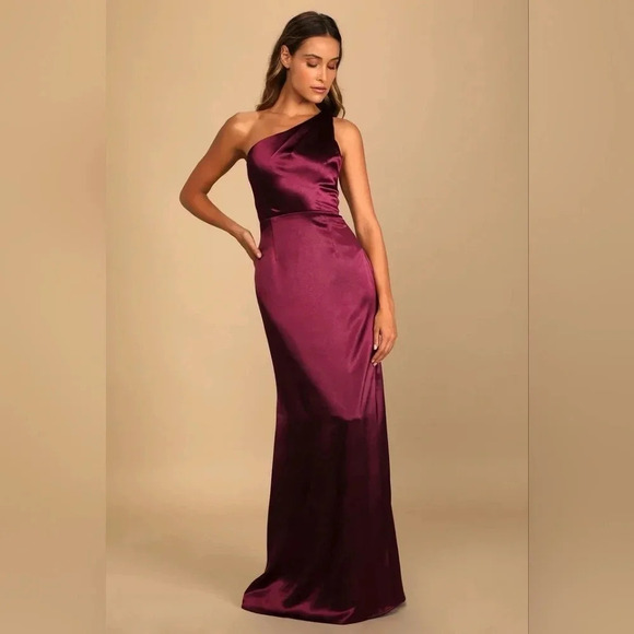 Lulu's On the Guest List Burgundy Satin One-Shoulder Maxi Dress M Wedding Party - Picture 2 of 13